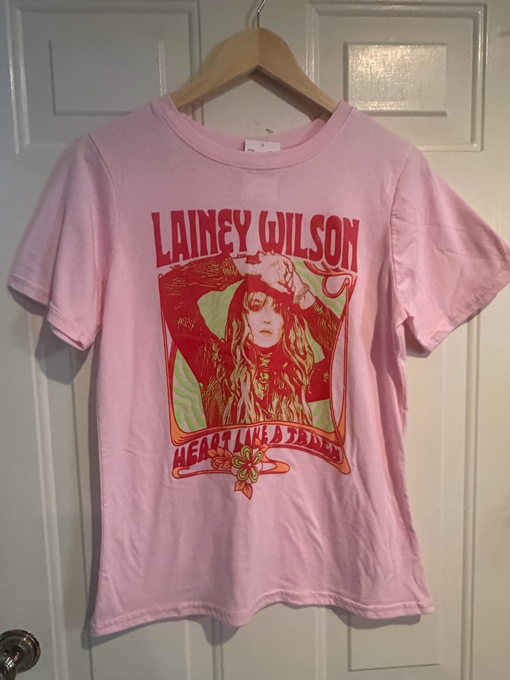 Lainey Wilson T-Shirt Women's Size M Pink Heart Like A Truck New With Tags